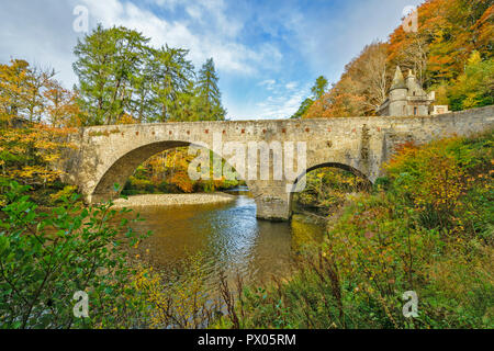 Alte Brücke von AVON BALLINDALLOCH CASTLE GRAMPIAN SCHOTTLAND die Brücke zwei Bögen und TORHAUS DIE FARBEN DES HERBSTES IN DEN FLUSS AVON Stockfoto