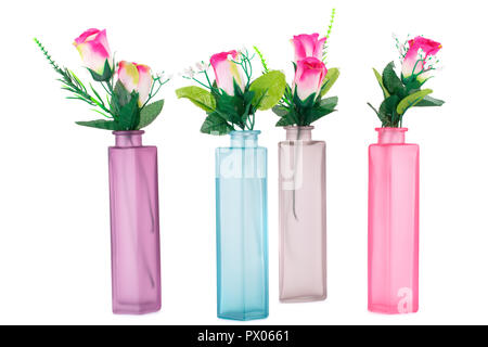 Bunte Stoff Rosen in Glasvase auf weißem Hintergrund. Stockfoto