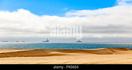 Lange Straße über Dünen der Kalahari-Wüste mit atlantischen Küste in der Nähe Stadt Swakopmund, Namibia Stockfoto