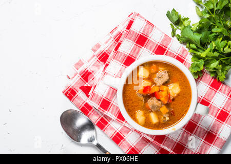 Gulaschsuppe am weißen Stein Tabelle Ansicht von oben. Stockfoto