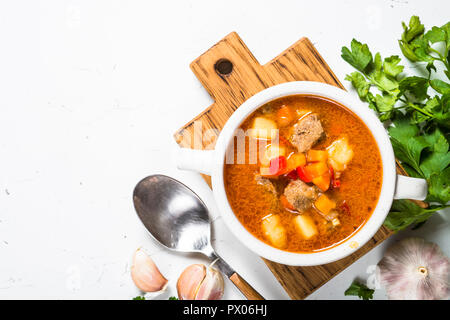 Gulaschsuppe am weißen Stein Tabelle Ansicht von oben. Stockfoto