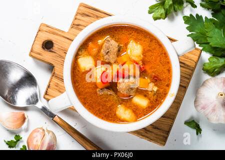 Gulaschsuppe am weißen Stein Tabelle Ansicht von oben. Stockfoto