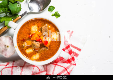 Gulaschsuppe am weißen Stein Tabelle Ansicht von oben. Stockfoto