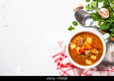 Gulaschsuppe am weißen Stein Tabelle Ansicht von oben. Stockfoto