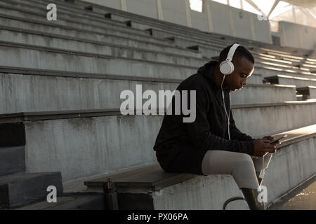 Deaktiviert athletische Musik auf Handy Stockfoto