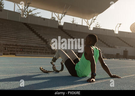 Deaktiviert sportliche Entspannung auf eine Laufstrecke Stockfoto