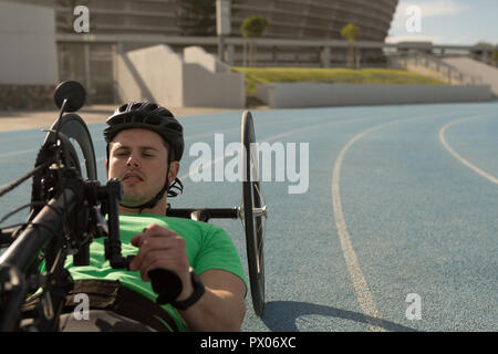 Behinderte Athleten Racing im Rollstuhl Stockfoto