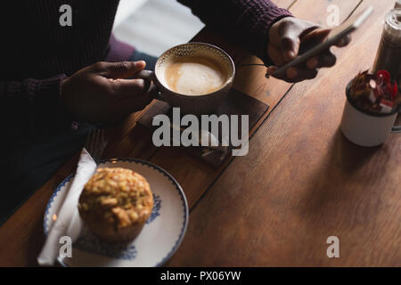 Mann mit Handy im café Stockfoto