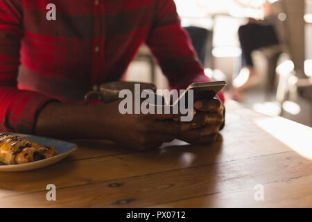 Mann mit Handy im café Stockfoto