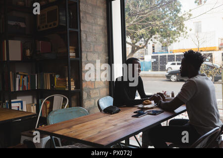 Paar im Café miteinander interagieren Stockfoto