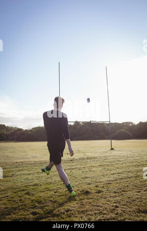 Rugby Spieler kicken Rugby Ball in das Feld Stockfoto