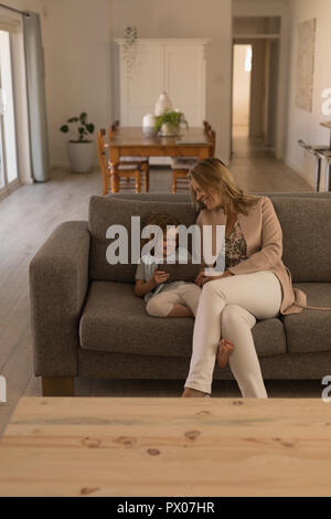 Mutter und Tochter mit digital-Tablette im Wohnzimmer Stockfoto