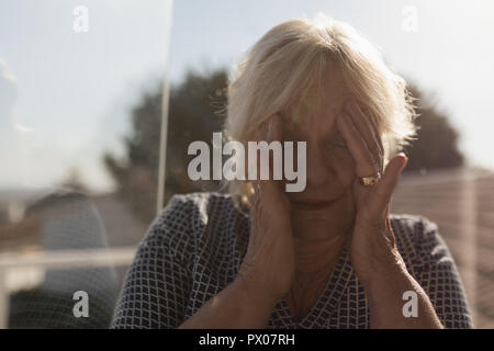 Ältere Frau, die unter Kopfschmerzen leiden Stockfoto