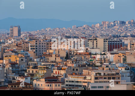 Athen, Griechenland - 17. Oktober 2018: Psirri Nachbarschaft im Zentrum Athens aus dem Areopag Hill, Griechenland gesehen. Stockfoto