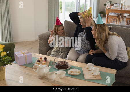 Multi-Generation, Familie feiert Geburtstag im Wohnzimmer Stockfoto