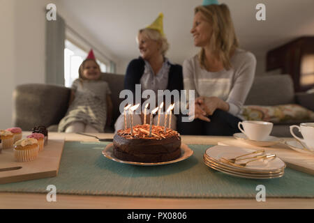 Multi-Generation, Familie feiert Geburtstag im Wohnzimmer Stockfoto