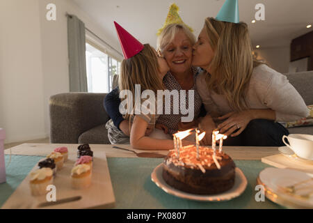 Multi-Generation, Familie feiert Geburtstag im Wohnzimmer Stockfoto