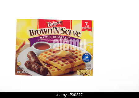 Box Bankett Lebensmittel, Teil von ConAgra, gefroren Frühstück mit 2 Waffeln, 2 Würstchen & Ahorn Sirup aromatisiert oder Soße Essen Stockfoto