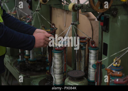 Arbeitnehmer arbeiten im Seil, Industrie Stockfoto