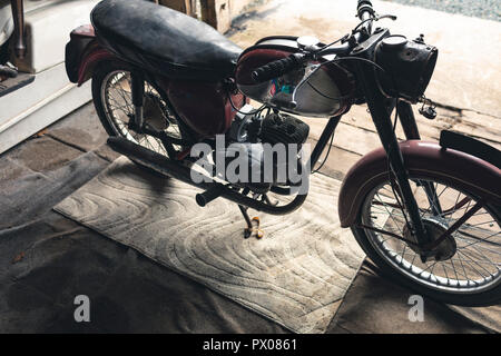 Motorrad stehend in einer Garage. Stockfoto