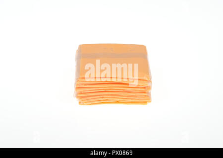 Stapel von einzeln verpackt Scheiben von Orange American Schmelzkäse auf Weiß Stockfoto