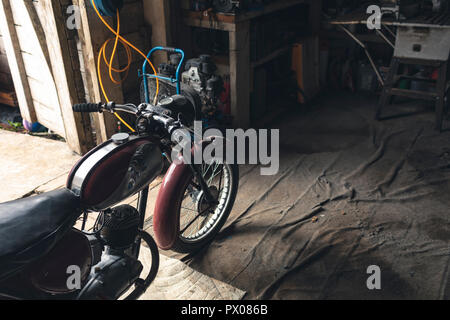 Motorrad stehend in einer Garage. Stockfoto