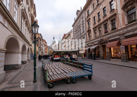 Markt Öffnen in Havelské tržiště, Havel, Kirche von St. Gallen, Svatý Václav Havel, Prag, Tschechische Republik. Stockfoto