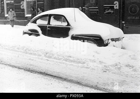 Fahren im Winter in den 1950er Jahren. Schnee ist stark gesunken, und das Auto auf der Straße geparkt ist mit Schnee bedeckt. Schweden 1954. Foto Kristoffersson ref 2 A-14 Stockfoto