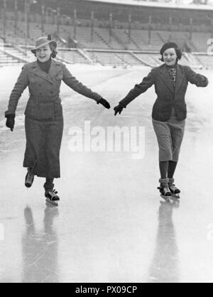 Eislaufen in den 1930er Jahren. Zwei Schwestern, Margit und Birgit Rosengren Skaten in eine öffentliche Arena in Stockholm. Schweden 1930. Stockfoto