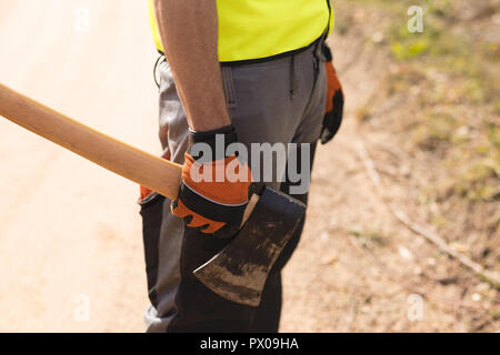 Holzfäller holding Ax Stockfoto