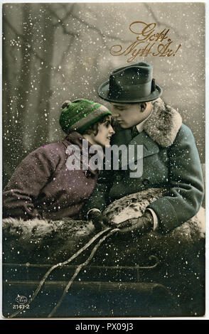 Frohes Neues Jahr 1920. Ein Frohes Neues Jahre Karte von 1929 mit ein Paar in einem Schneefall. Stockfoto