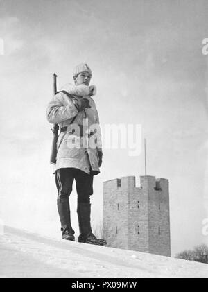 Schwedische Armee während des Zweiten Weltkriegs. Ein Soldat steht auf Guard außerhalb der schwedischen Stadt Visby auf der Insel Gotland. Schweden März 1940 Stockfoto