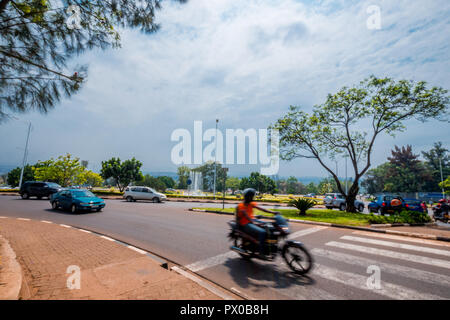 Kigali, Ruanda - 20. September 2018: Die Unschärfe eines 'moto' (Motorrad) vorbei auf einer Straße in der Nähe des Stadtzentrums Stockfoto