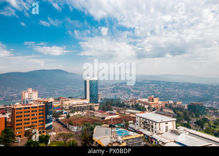 Kigali, Ruanda - September 21, 2018: einen weiten Panoramablick auf das Stadtzentrum mit Kigali City Tower vor dem Hintergrund der fernen Hügel Stockfoto