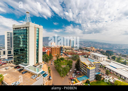 Kigali, Ruanda - 21. September 2018: eine weite Aussicht auf die Innenstadt mit Pension Plaza im Vordergrund auftaucht und Kigali City Tower in Stockfoto