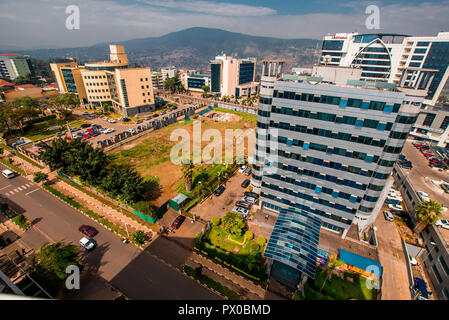 Kigali, Ruanda - 21. September 2018: eine weite Aussicht auf die Innenstadt mit Ecobank im Vordergrund von anderen Gebäuden gegen umgeben Stockfoto