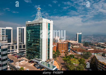 Kigali, Ruanda - 21. September 2018: eine weite Aussicht auf die Innenstadt mit Pension Plaza im Vordergrund auftaucht und Kigali City Tower in Stockfoto