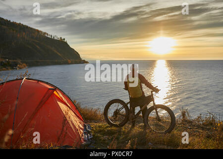 Touristische Fahrten, ein Fahrrad mit breiten Reifen am Ufer des Baikalsees. Herbst in Sibirien. Stockfoto