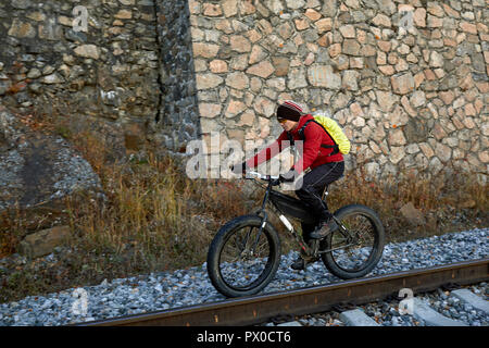 Touristische Fahrten, ein Fahrrad mit breiten Reifen am Ufer des Baikalsees. Herbst in Sibirien. Stockfoto