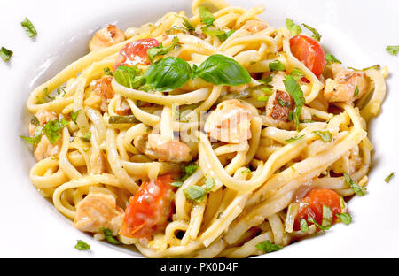 Lecker lachs Nudelgericht, Tagliatelle oder linguine Nudeln. Hohe Betrachtungswinkel von frischen spaghetti Pasta mit Kräutern und Cocktailtomaten. Stockfoto