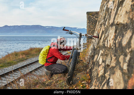 Touristische Fahrten, ein Fahrrad mit breiten Reifen am Ufer des Baikalsees. Herbst in Sibirien. Stockfoto