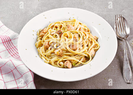 Lecker lachs Nudelgericht, Tagliatelle oder linguine Nudeln. Hohe Betrachtungswinkel von frischen spaghetti Pasta mit Kräutern und gegrillter Lachs. Stockfoto