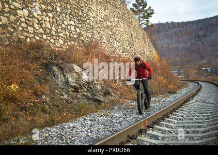 Touristische Fahrten, ein Fahrrad mit breiten Reifen am Ufer des Baikalsees. Herbst in Sibirien. Stockfoto