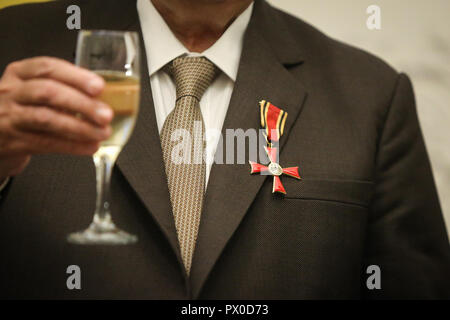 Details der Mann hält ein Kreuz des Verdienstordens der Bundesrepublik Deutschland in einer Rede Stockfoto