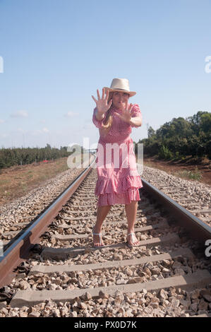 Eine erstaunliche blonde Frau die Anhaltechancen von Loco, Lokomotive fragen Stockfoto