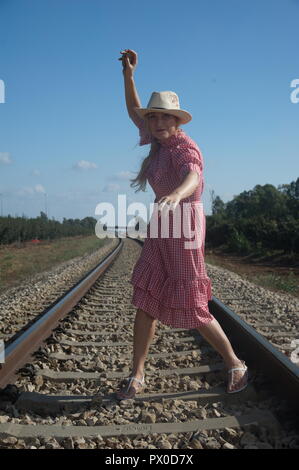 Eine erstaunliche blonde Frau die Anhaltechancen von Loco, Lokomotive fragen Stockfoto