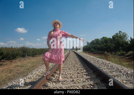 Eine erstaunliche blonde Frau die Anhaltechancen von Loco, Lokomotive fragen Stockfoto