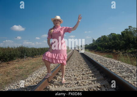 Eine erstaunliche blonde Frau die Anhaltechancen von Loco, Lokomotive fragen Stockfoto