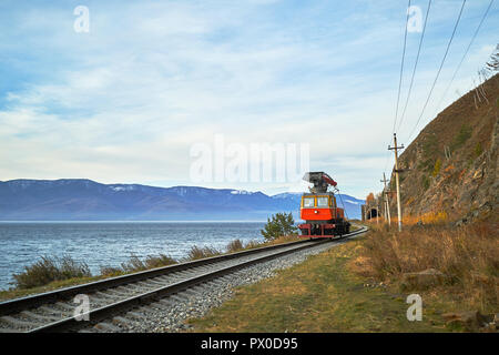 Eine Straßenbahn Auto fährt auf die Bahn des Baikalsees. Schönen Herbst Landschaft. Sibirien. Stockfoto