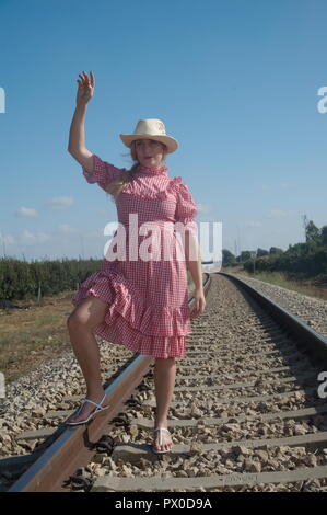 Eine erstaunliche blonde Frau die Anhaltechancen von Loco, Lokomotive fragen Stockfoto